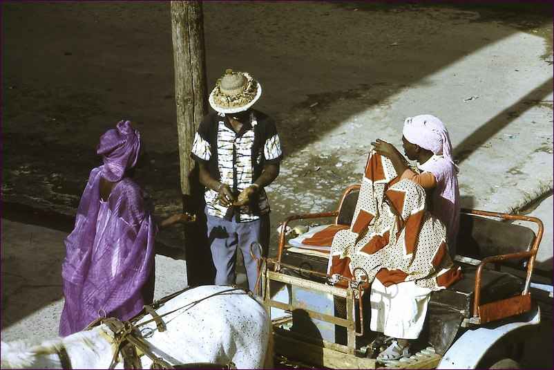 Charrette et Sénégalaises à Rufisque