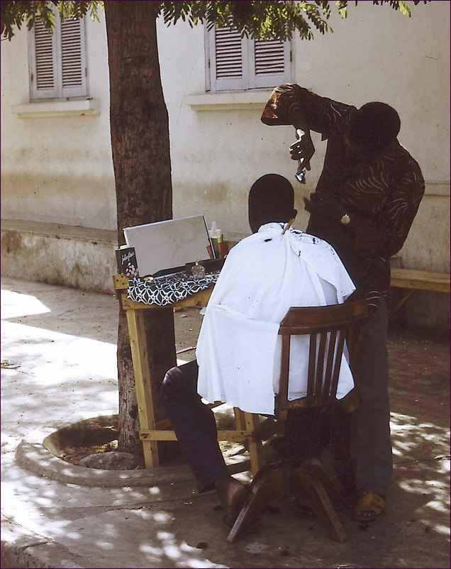 Coiffeur de rue à Dakar