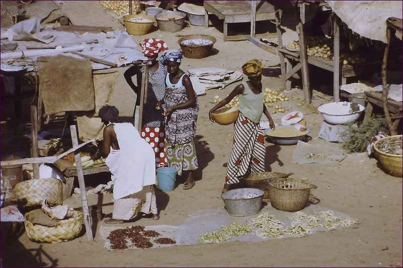 Femmes et boutiques à Colobane