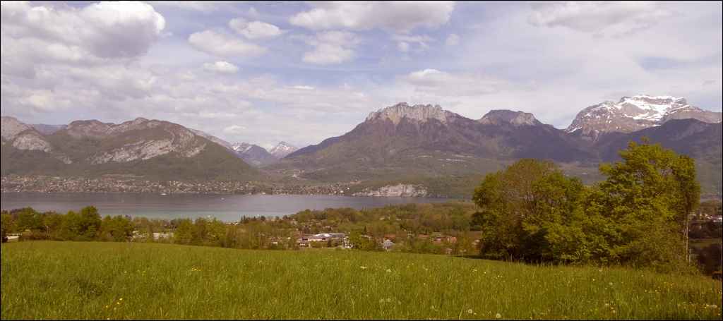 Le lac d'Annecy et les montagnes
