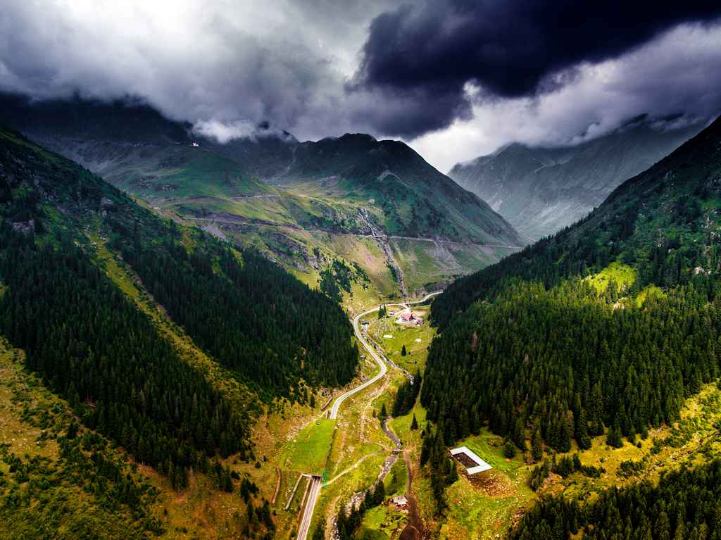 La route de Transfagarasan à travers les Carpates