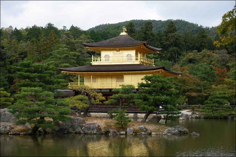 Temple d'or dans la végétation