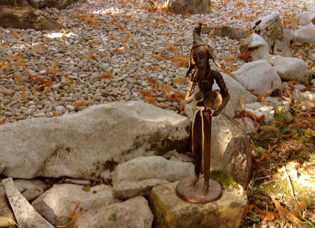 Djembé le joueur de tam-tam au bord de la mer