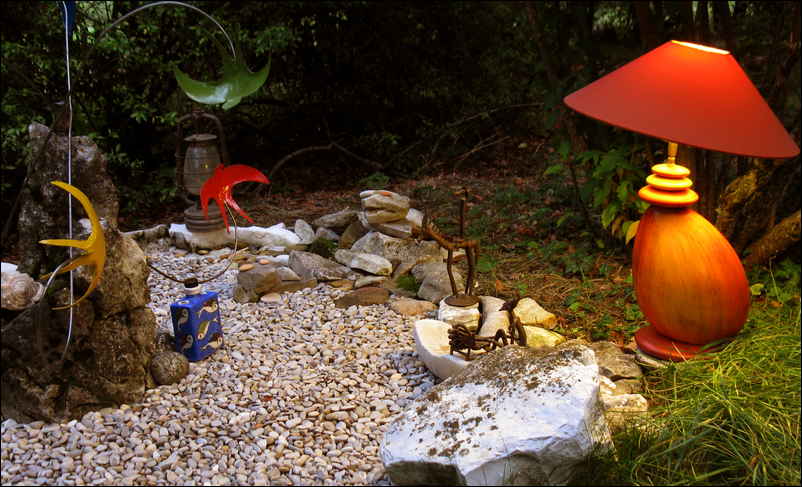 Jardin de pierre éclairé par une lampe