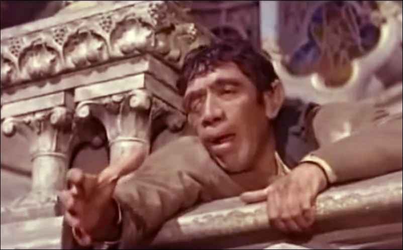 Anthony Quinn (Quasimodo) dans Notre-Dame de Paris