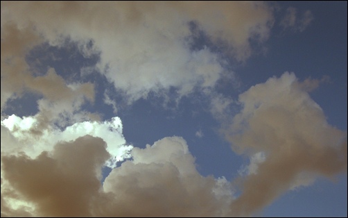 Nuages sur fond de ciel bleu, photo Jacques Bouchut