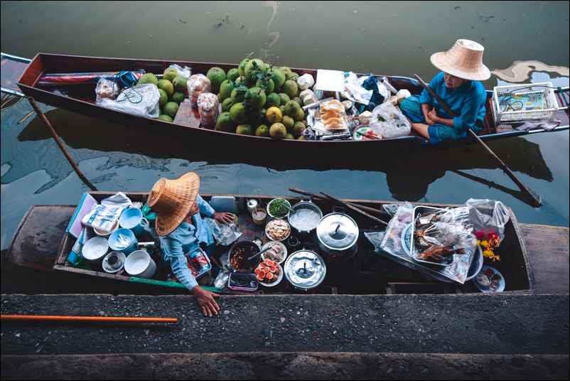 Deux bateaux remplis de légumes