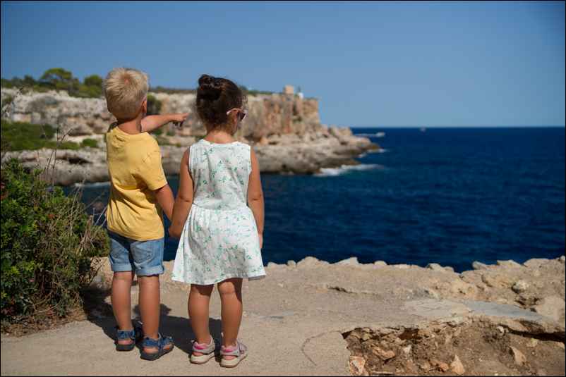 Deux enfants regardent la mer