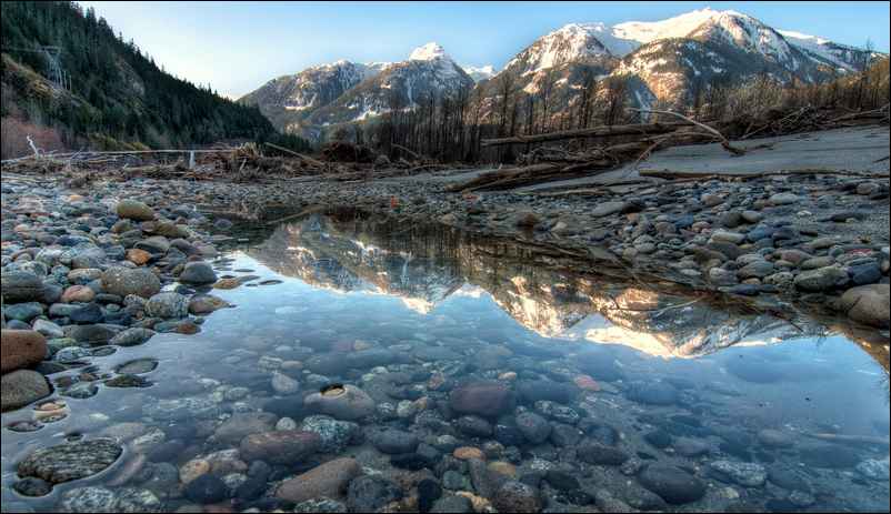 Les montagnes au Canada se reflètent dans l'eau